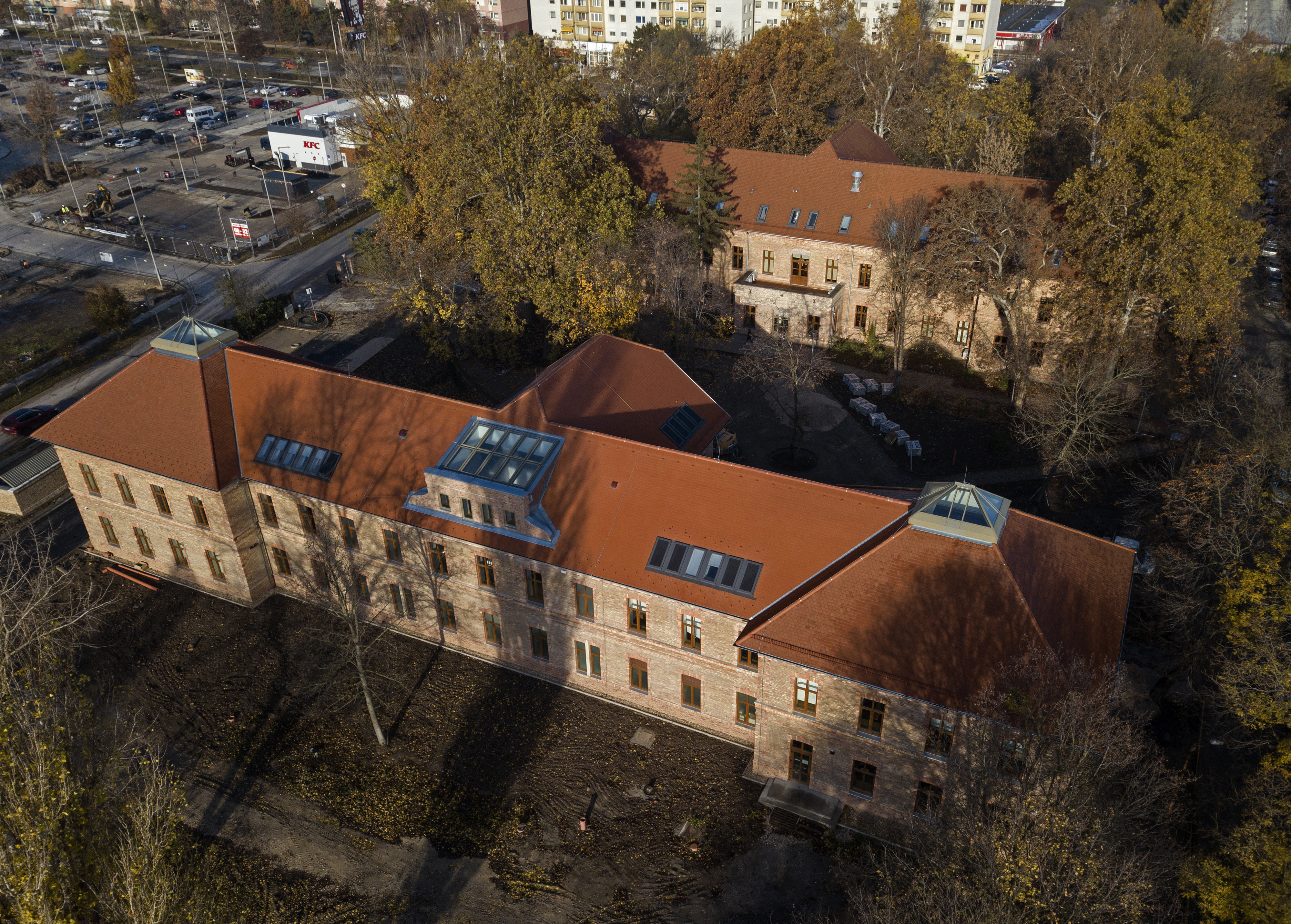 Budapesti Corvinus Egyetem - Kapcsolat